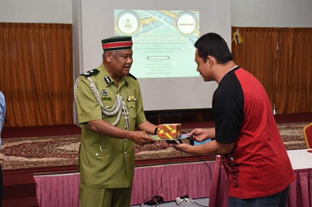 Penyampaian sijil kepada peserta program.jpg
